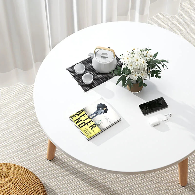 Table basse ronde en bois épurée pour petit salon