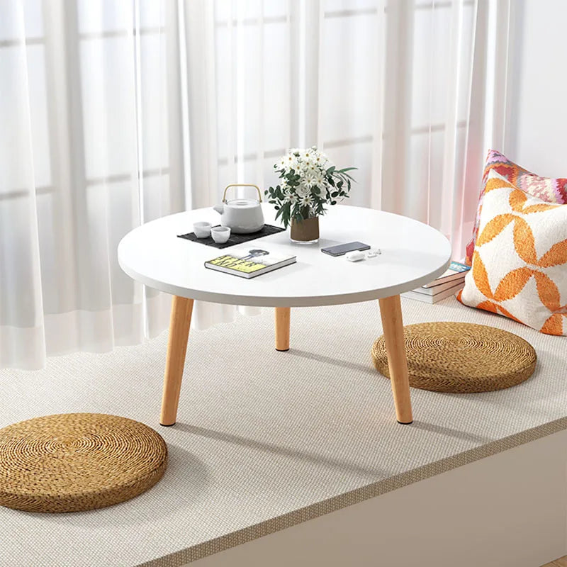 Table basse ronde en bois épurée pour petit salon