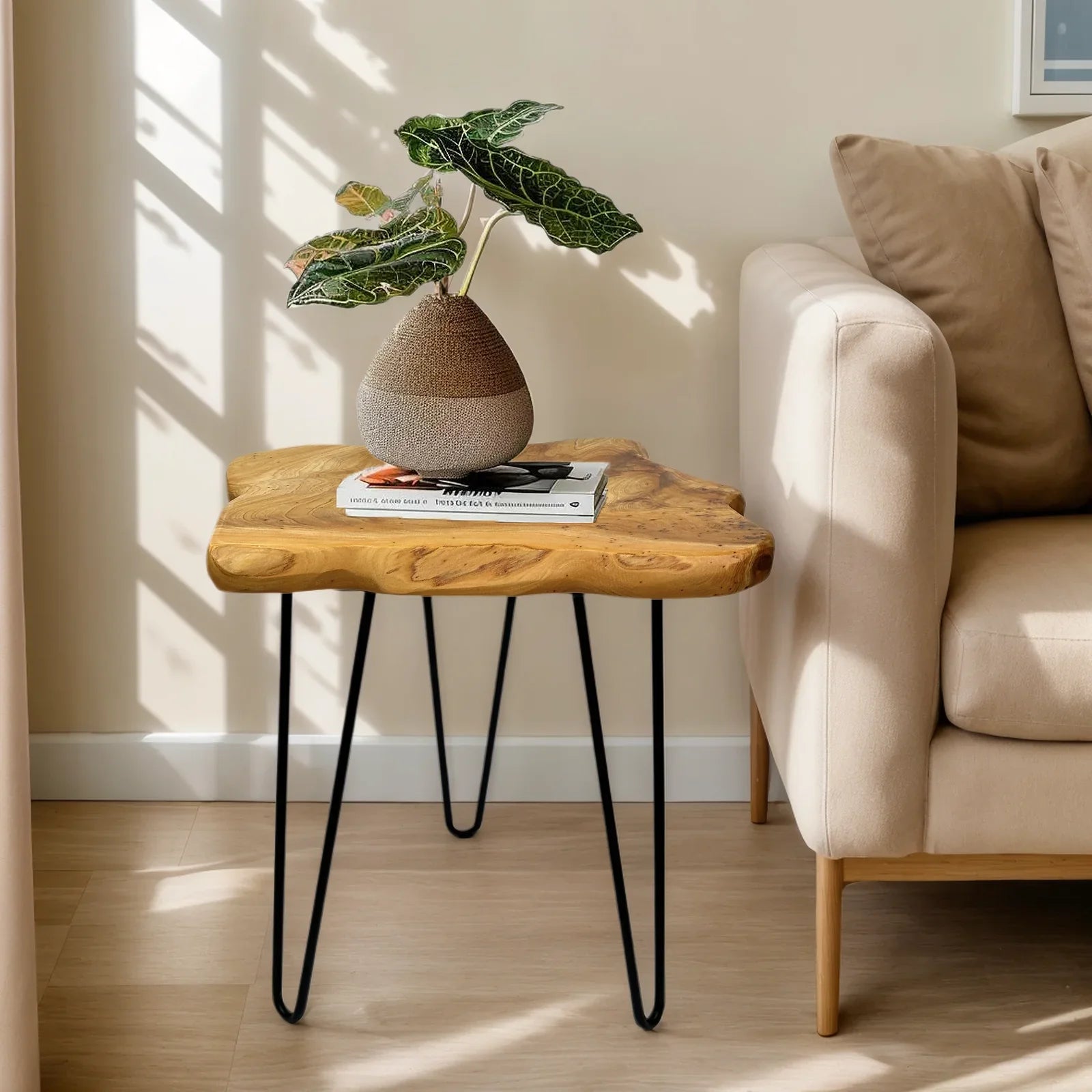 Petite table basse en bois brut au design organique