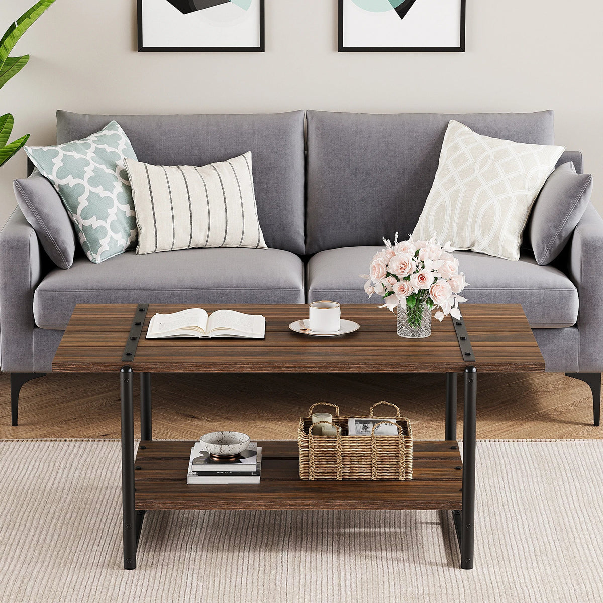 Table basse rectangulaire au style industriel noyer